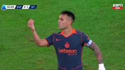 Lautaro Martínez le hace gestos a Antonio Conte.