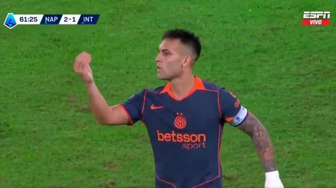 Lautaro Martínez le hace gestos a Antonio Conte.