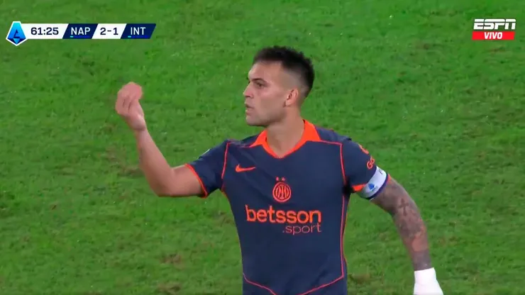 Lautaro Martínez le hace gestos a Antonio Conte.