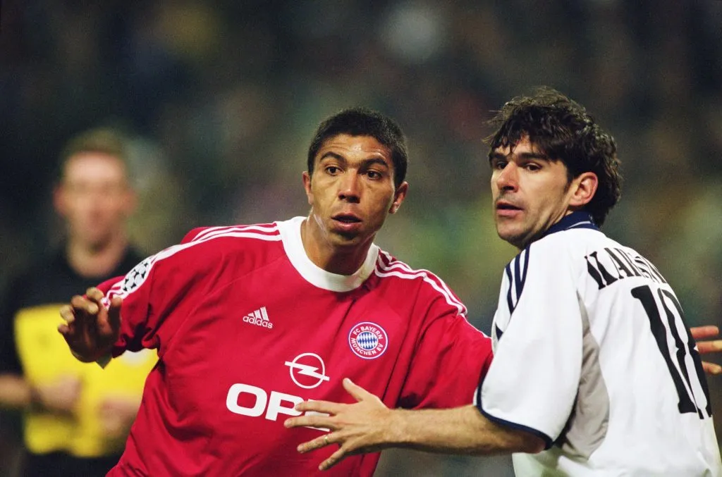Aitor Karanka de Real Madrid, junto a Giovane Elber de Bayern Múnich en 2001. (Clive Brunskill /Allsport)