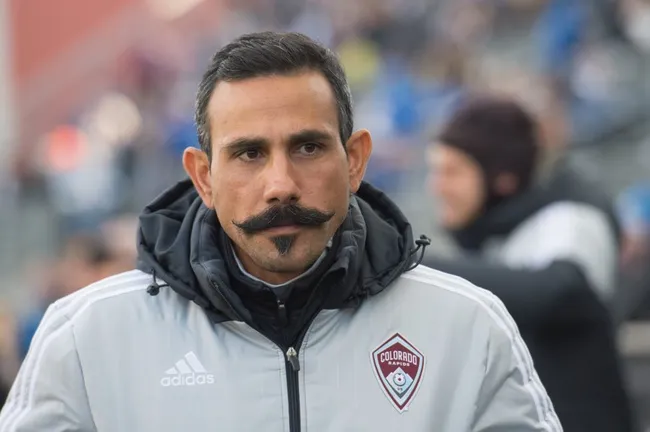 Pablo Mastroeni y el bigote que causó furar (@enzoac88).