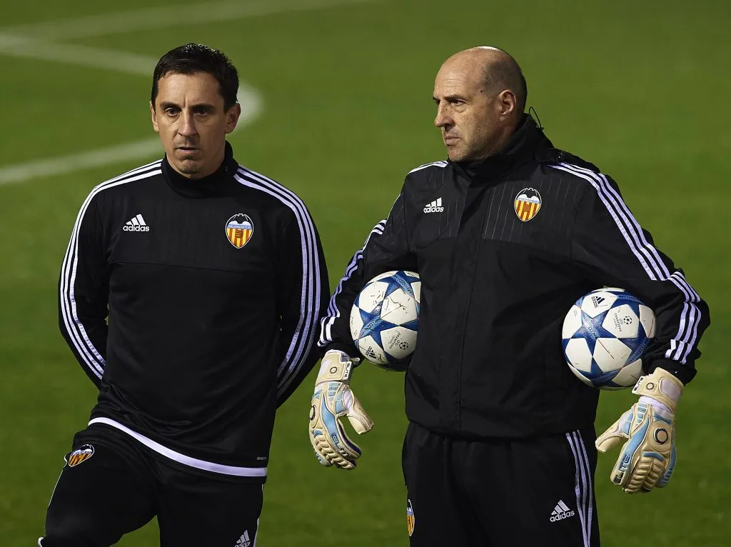 Ochotorena junto a Gary Neville, entrenador de Valencia en 2015-2016 (Getty Images).