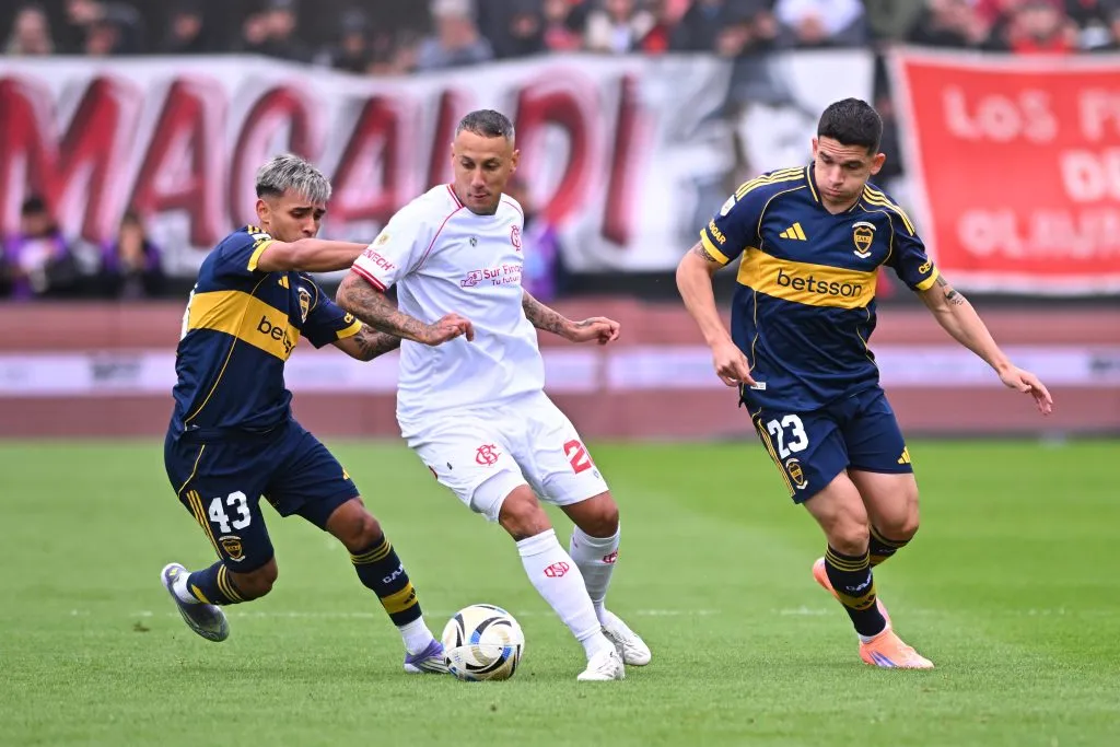 Milton Delgado, Lautaro Blanco y Jhonatan Candia, durante el partido entre Boca y Barracas Central. (Getty Images)