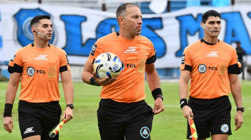 Lucas Comesaña y sus colaborades, árbitros del fútbol argentino. (Foto: PeriódicoLea)