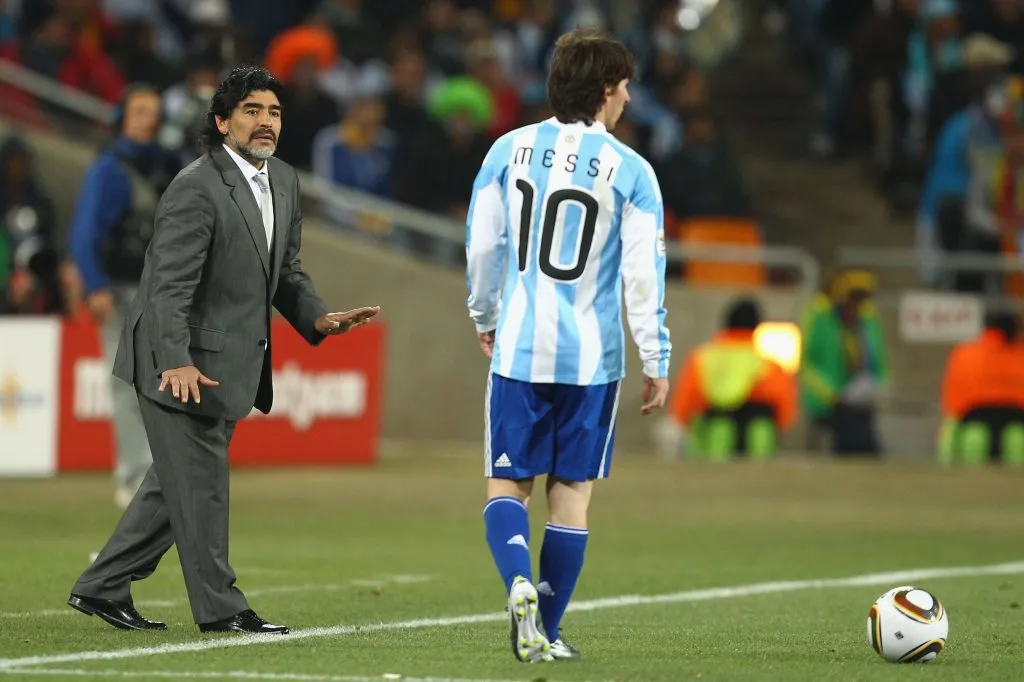 Diego Maradona y Lionel Messi en la Copa del Mundo de Sudáfrica 2010. Getty.