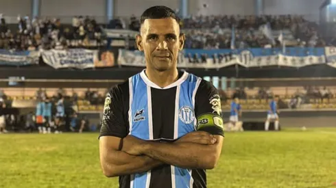 Pasó sin pena ni gloria por River, es el máximo goleador de otro equipo del fútbol argentino y ahora vuelve del retiro a los 45 años