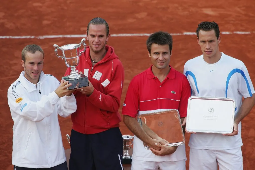 Rochus y Malisse con el trofeo de campeones de Roland Garros tras vencer en la final a Santoro y Llodrá. (Foto: Getty).