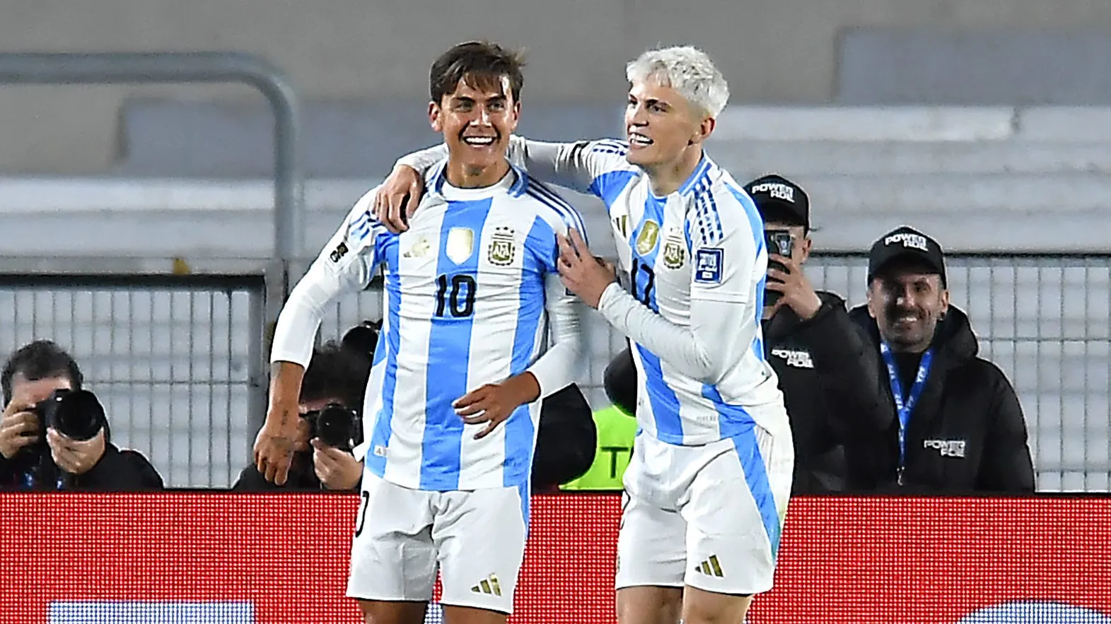 Paulo Dybala y Alejandro Garnacho, juntos en el partido frente a Chile en septiembre del 2024.