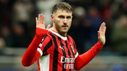 Santiago Giménez, delantero de Milan.