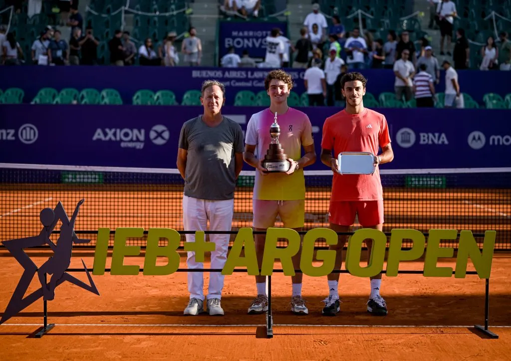 Martín Jaite, Joao Fonseca y Francisco Cerúndolo en la entrega de premios del último ATP de Buenos Aires. (Foto: Getty).