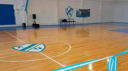 La cancha de básquet de Argentino de Quilmes. (Foto: redes)