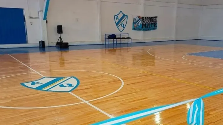 La cancha de básquet de Argentino de Quilmes. (Foto: redes)
