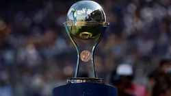 El trofeo de la Copa Sudamericana.
