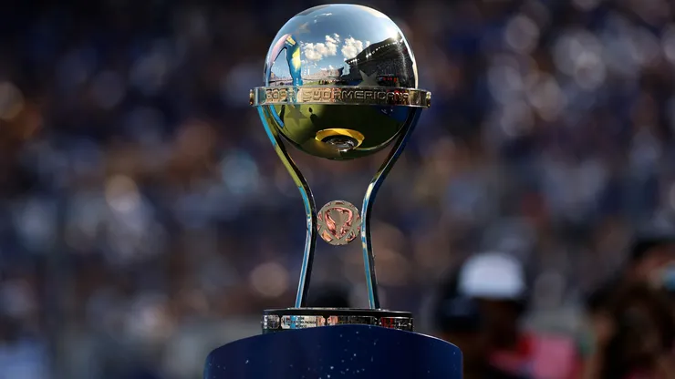 El trofeo de la Copa Sudamericana.