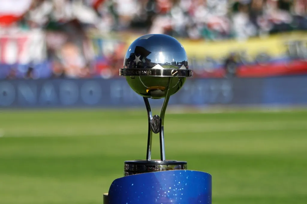 El trofeo de la Copa Sudamericana que está en disputa en 2025. (Getty Images)