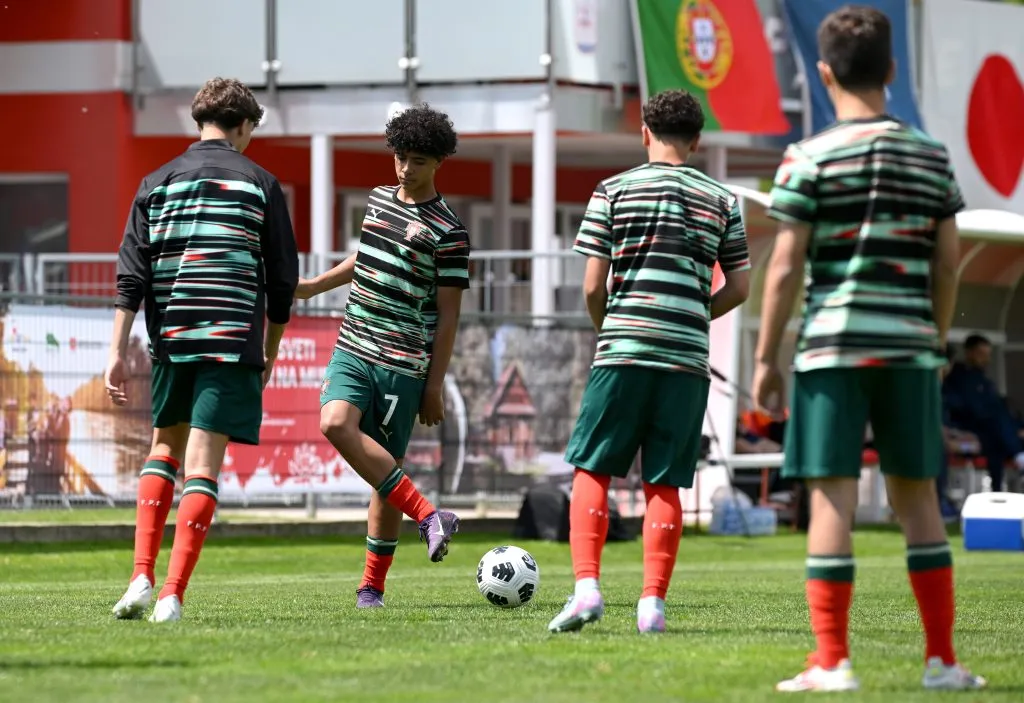 Cristiano Ronaldo Júnior junto a sus compañeros en la selección de Portugal Sub 15. (Getty Images)