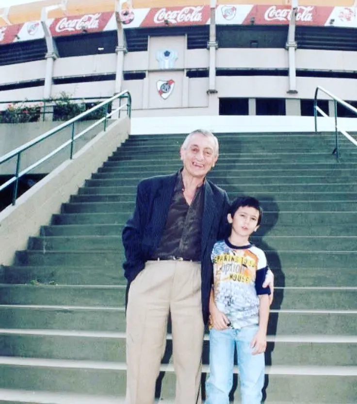 Osvaldo Di Carlo y Stefano en el Monumental. (Foto: @stefanodicarlo).