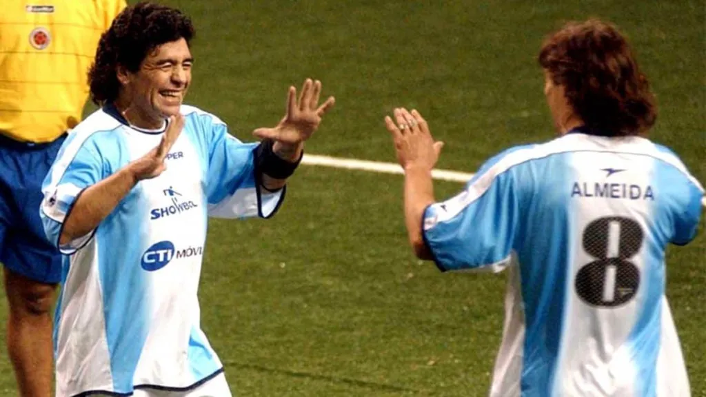 Almeyda y Maradona en el Showbol.