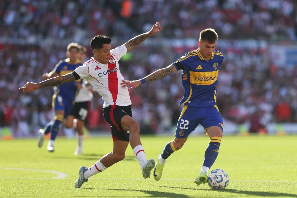 Enzo Pérez y Kevin Zenón, durante el último Superclásico entre River y Boca. (Getty Images)