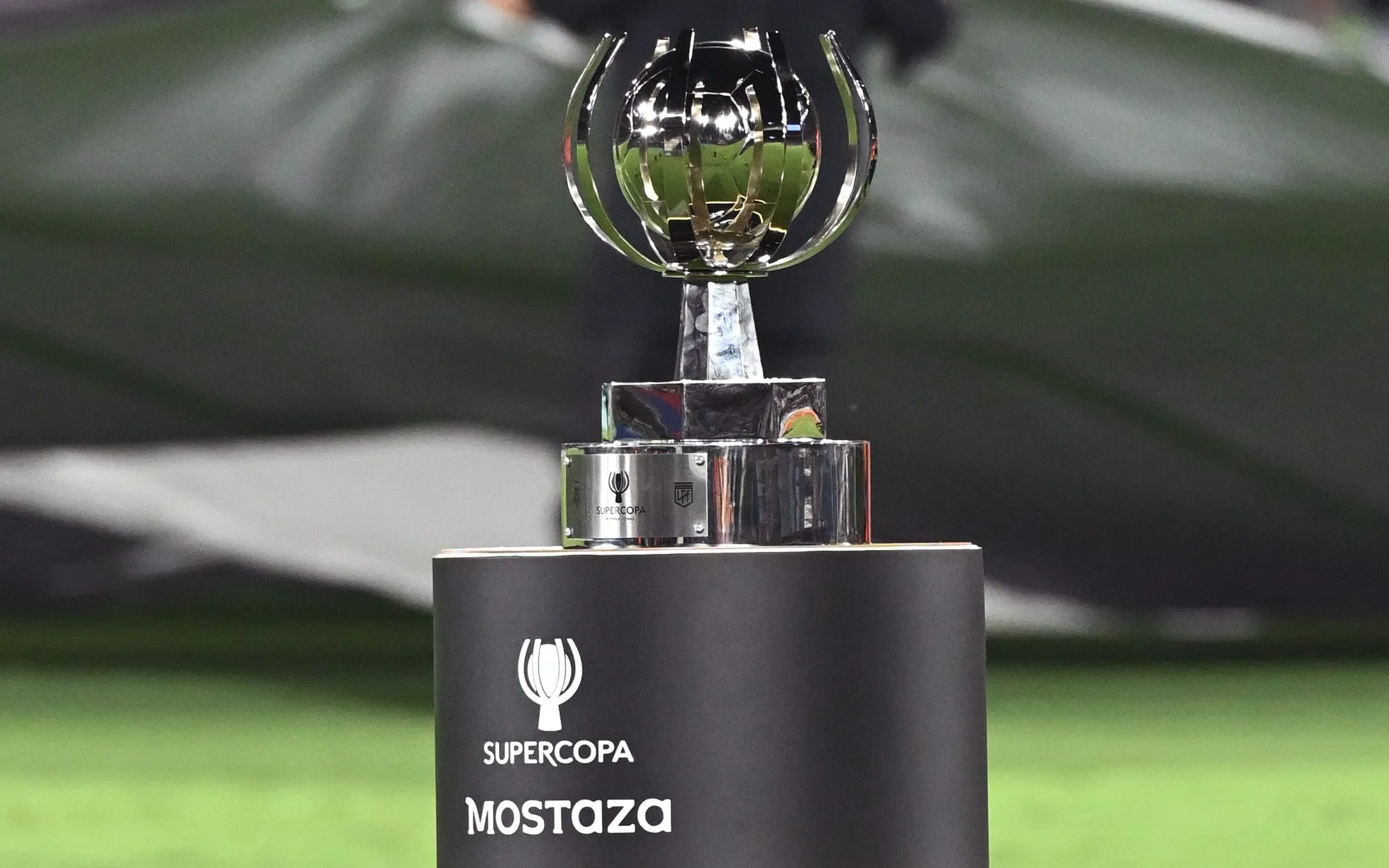 El trofeo de la Supercopa Internacional que buscará levantar Rosario Central en 2026 (Getty Images).