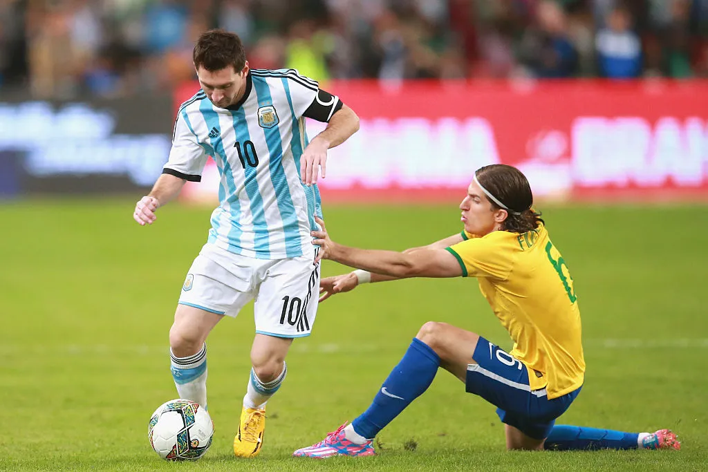 Filipe Luis enfrentó a Messi en múltiples ocasiones, y nunca supo cómo frenarlo. (Getty)