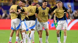 Los jugadores argentinos celebran el gol de Lautaro Martínez a Colombia.