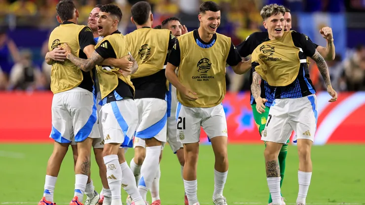 Los jugadores argentinos celebran el gol de Lautaro Martínez a Colombia.