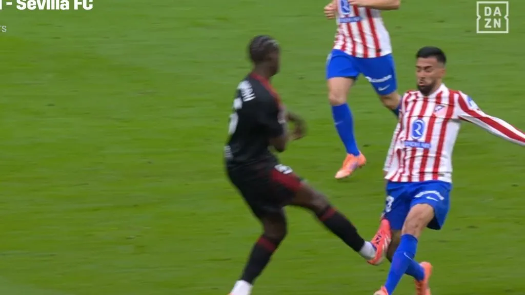 La falta de Nianzou que sacó a Nico González del partido.