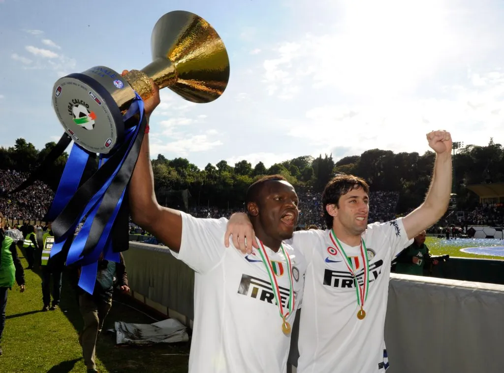 Diego Milito y Sulley Muntari, en los festejos de Inter de Milán. (Getty Images)