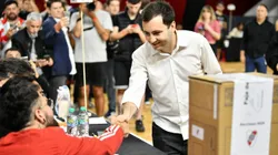 Di Carlo saluda a las autoridades de la mesa en la que votó.