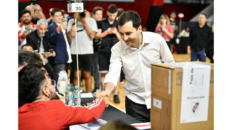 Di Carlo saluda a las autoridades de la mesa en la que votó.