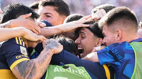 El festejo de los jugadores de Boca en el gol agónico para vencer a Estudiantes de La Plata.