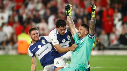 Gimnasia sorprendió en el Monumental y quedó al borde de la salvación.