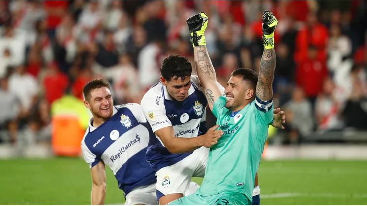 Gimnasia sorprendió en el Monumental y quedó al borde de la salvación.
