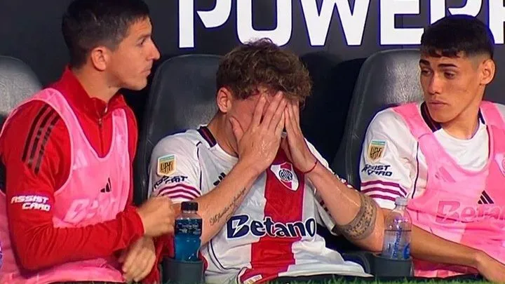 Entre lágrimas, el desconsuelo de Colidio en el banco de suplentes tras ser reemplazado por lesión (Captura video).