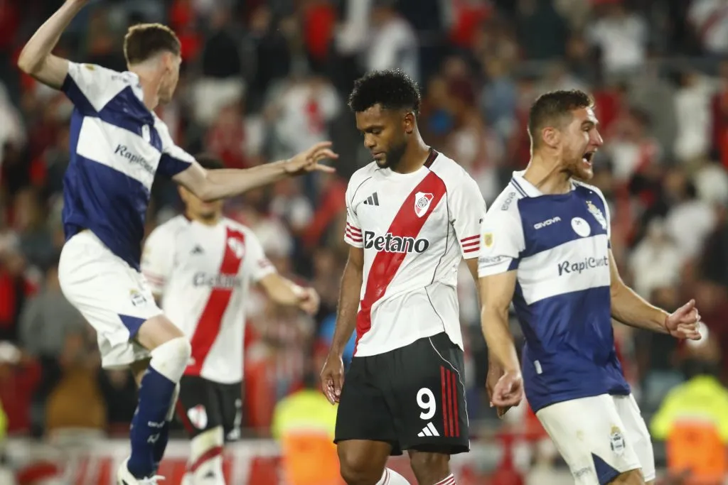 Miguel Borja tras errar el penal en la última jugada de River – Gimnasia. (Getty Images)