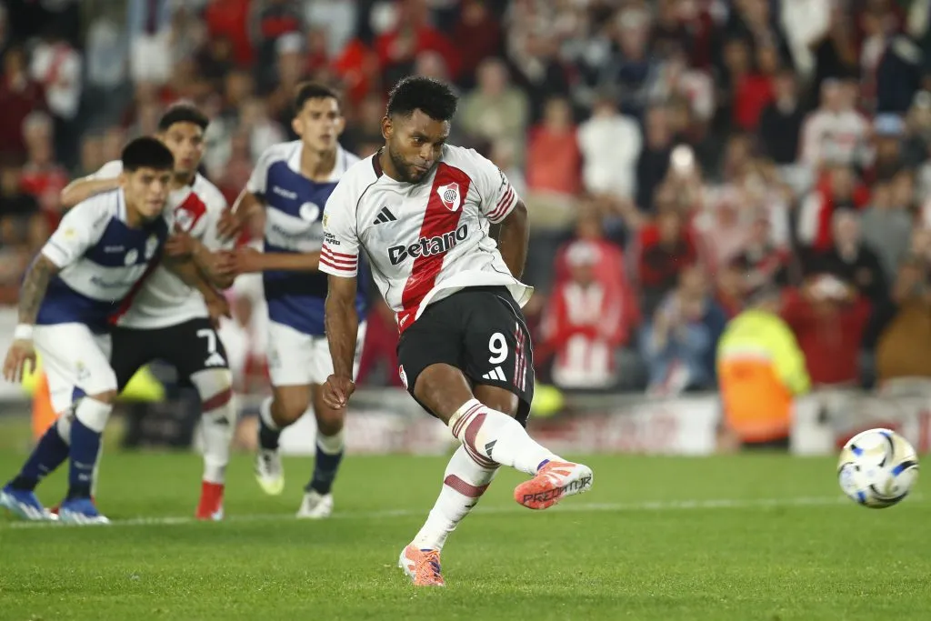 Miguel Borja ejecutando el penal en la última jugada de River – Gimnasia. (Getty Images)