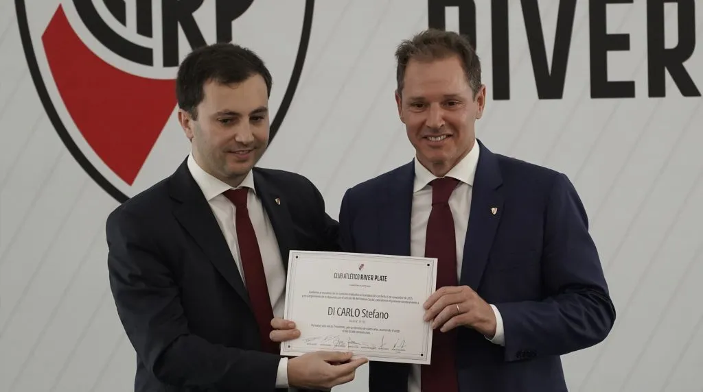 El momento donde Brito le hace entrega del diploma presidencial a Di Carlo (@Eze_Azcona).