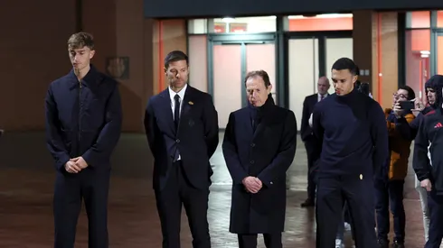 Huijsen, Xabi Alonso, Butragueño y Alexander Arnold en el homenaje a Diogo Jota.