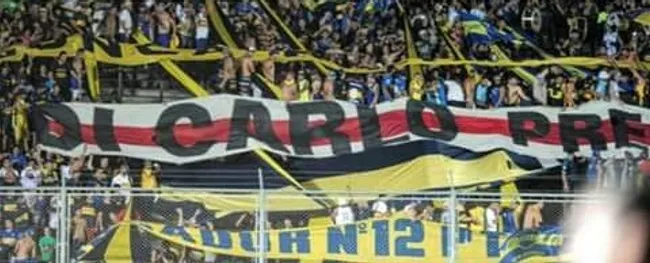 El recordado “Trapo de Di Carlo” siendo exhibido por la barra de Boca (@sanram123456789).