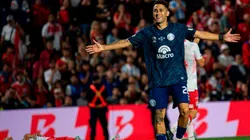 Matías Fernández celebra su gol en Independiente Rivadavia vs. Argentinos Juniors.