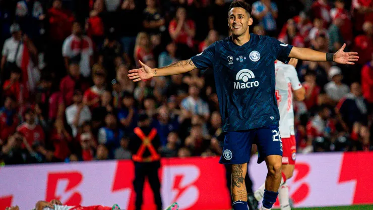 Matías Fernández celebra su gol en Independiente Rivadavia vs. Argentinos Juniors.