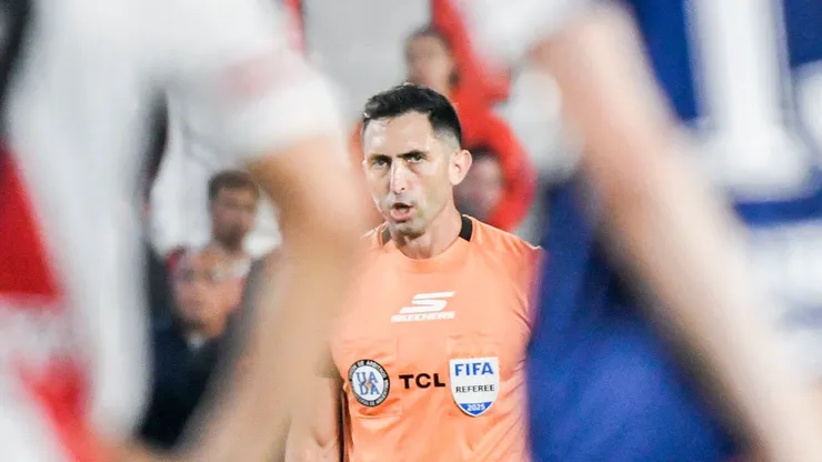 El árbitro sancionó un polémico penal a favor de River y adicionó 9 minutos.