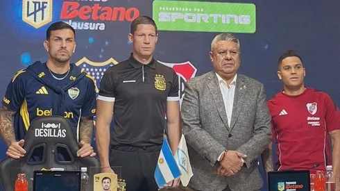 Chiqui Tapia compareció junto a Leandro Paredes, Juanfer Quintero y el árbitro Nicolás Ramírez. (Foto de Emiliano Raddi en X).