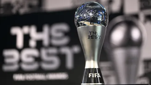 El trofeo del premio The Best de la FIFA.