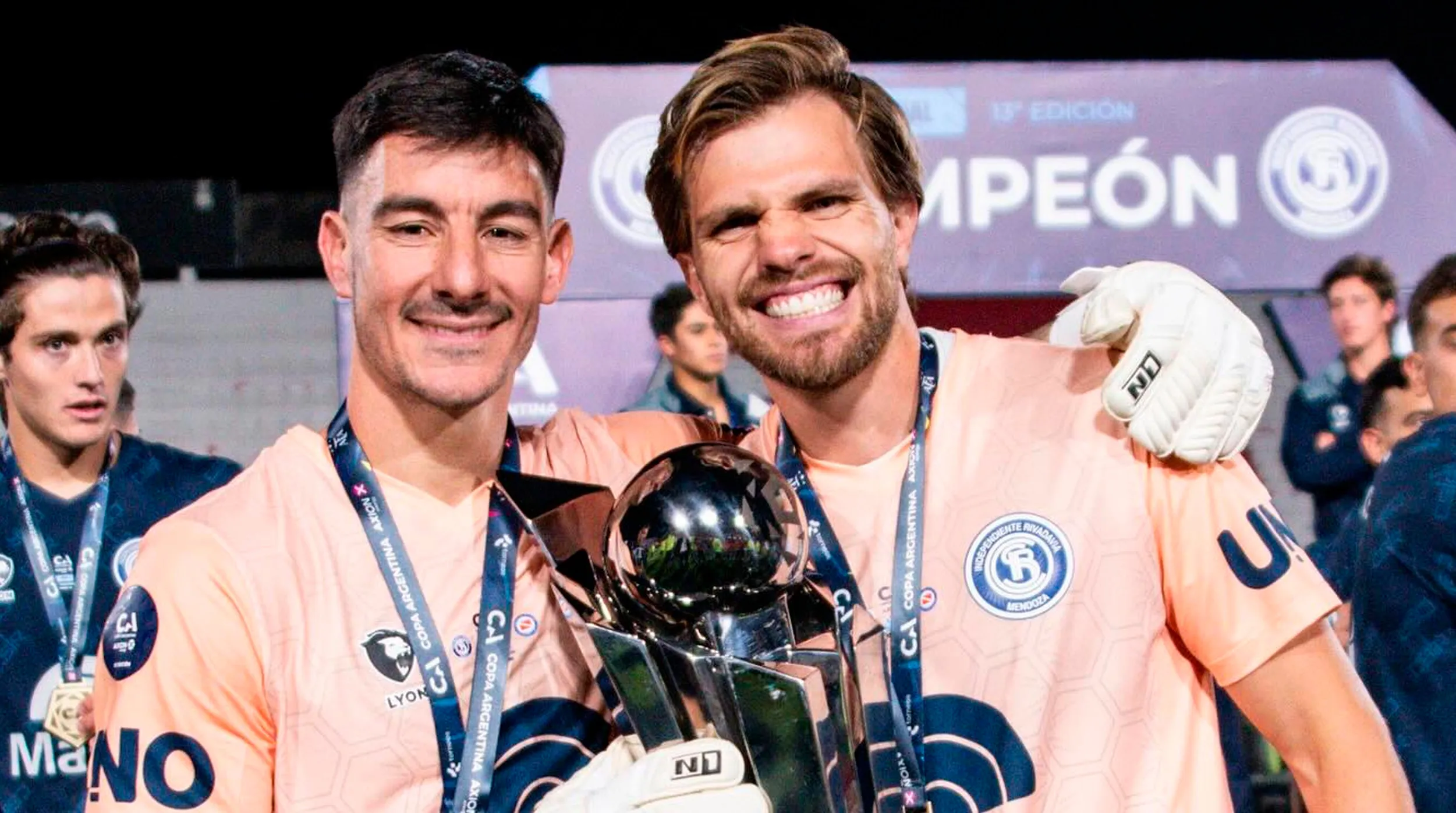 Gonzalo Marinelli y Ezequiel Centurión celebran la Copa Argentina. (Foto: Prensa Independiente Rivadavia)