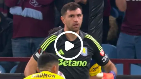 Dibu Martínez realizó una grandiosa atajada en el partido de Aston Villa.
