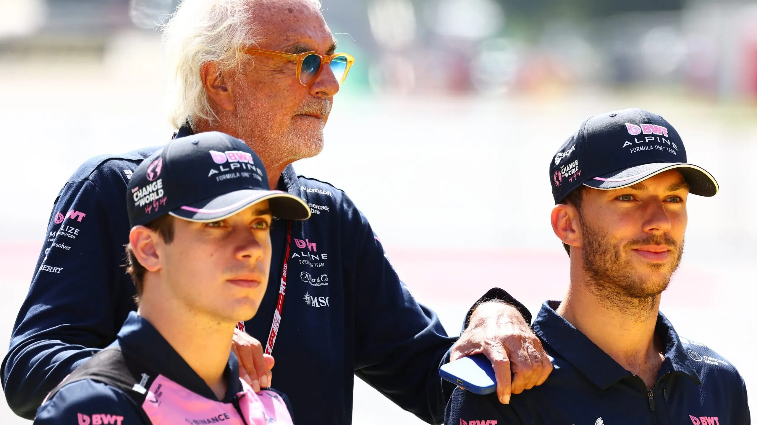 Franco Colapinto y Pierre Gasly, junto a Flavio Briatore.