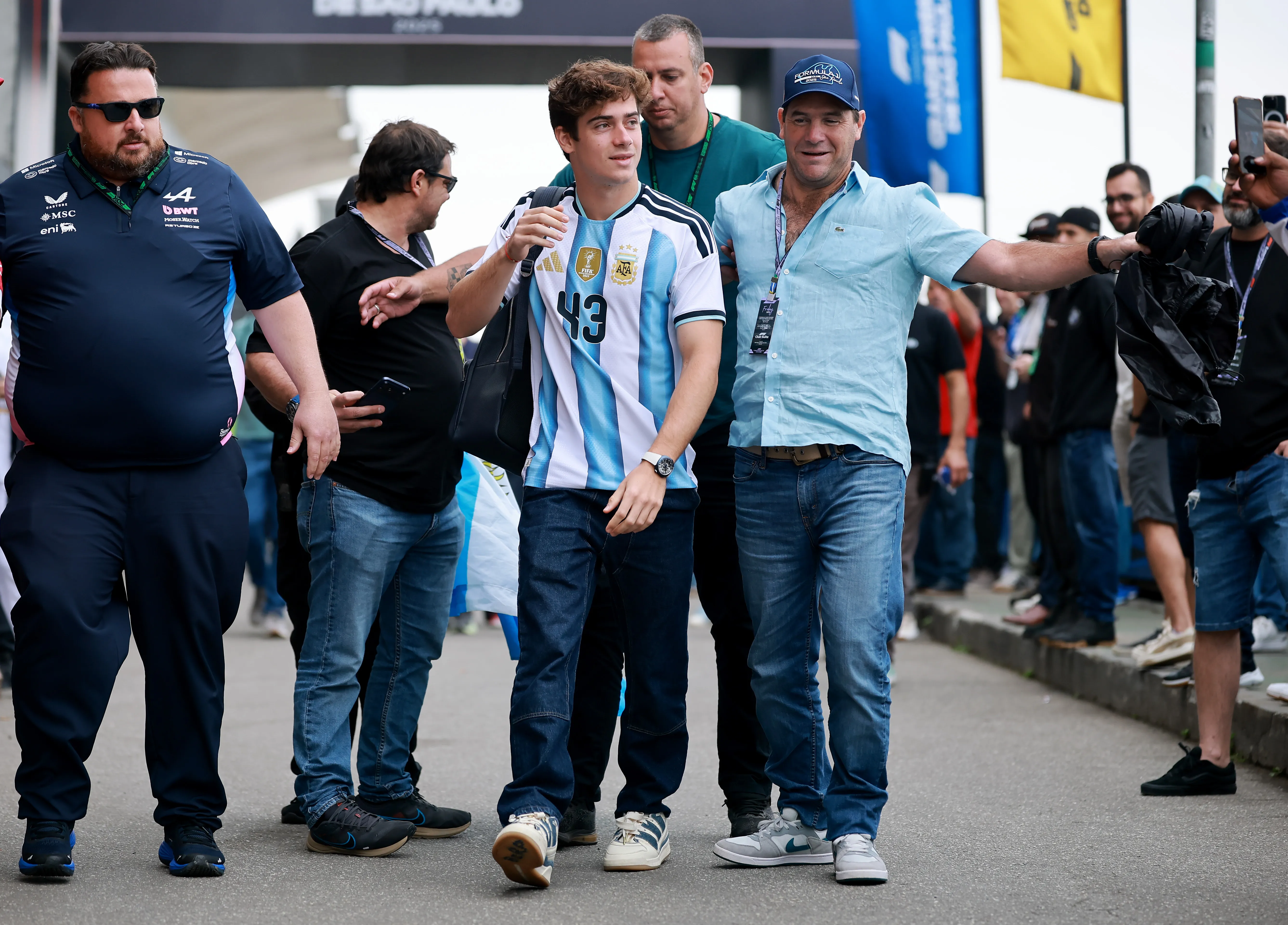 Franco Colapinto estrenó en Brasil la nueva camiseta de la Selección Argentina para celebrar su continuidad en Alpine. (Getty).
