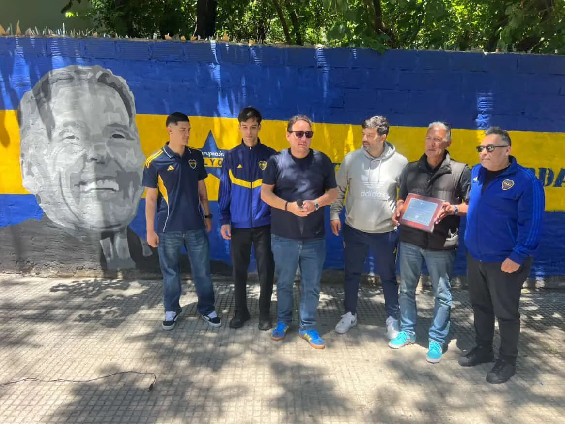 El mural en las cercanías a La Bombonera. (@stevespiegelman)